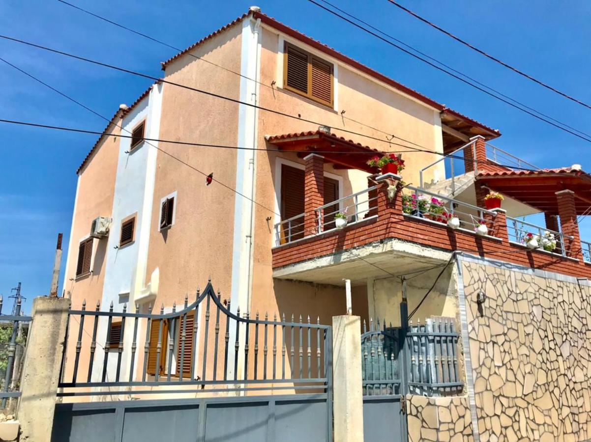 Vila Arlind Hotell Vlorë Exteriör bild