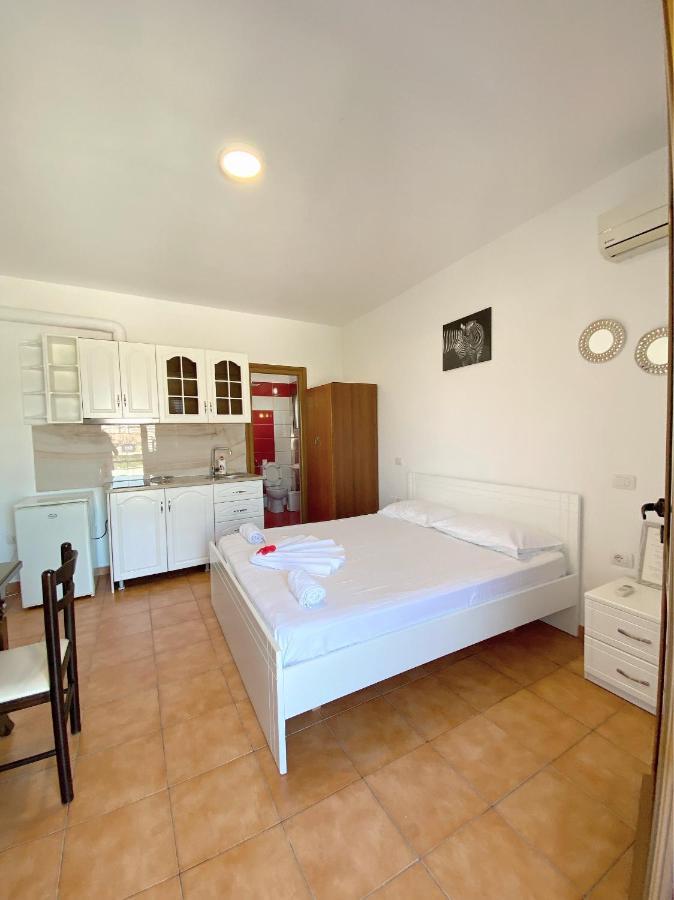 Vila Arlind Hotell Vlorë Exteriör bild