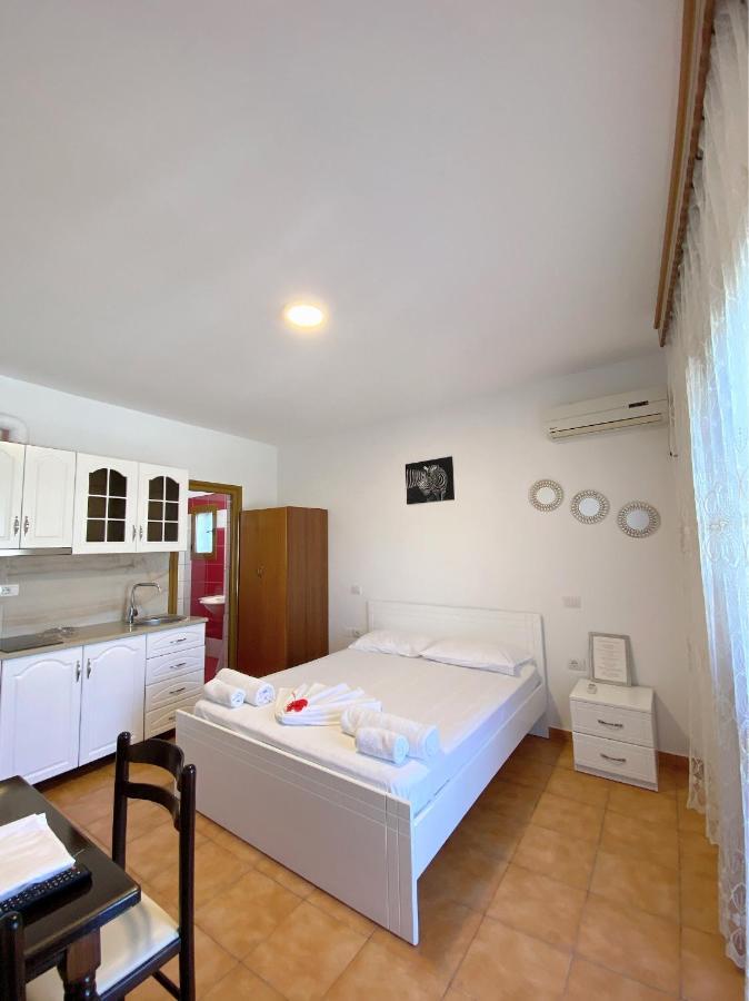 Vila Arlind Hotell Vlorë Exteriör bild