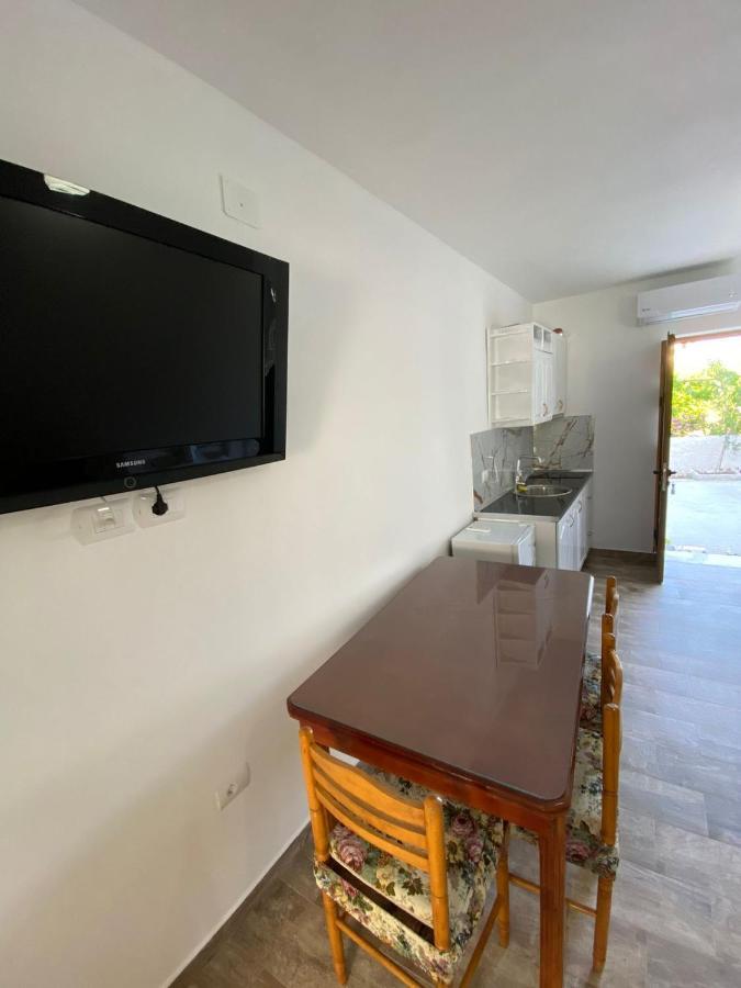Vila Arlind Hotell Vlorë Exteriör bild