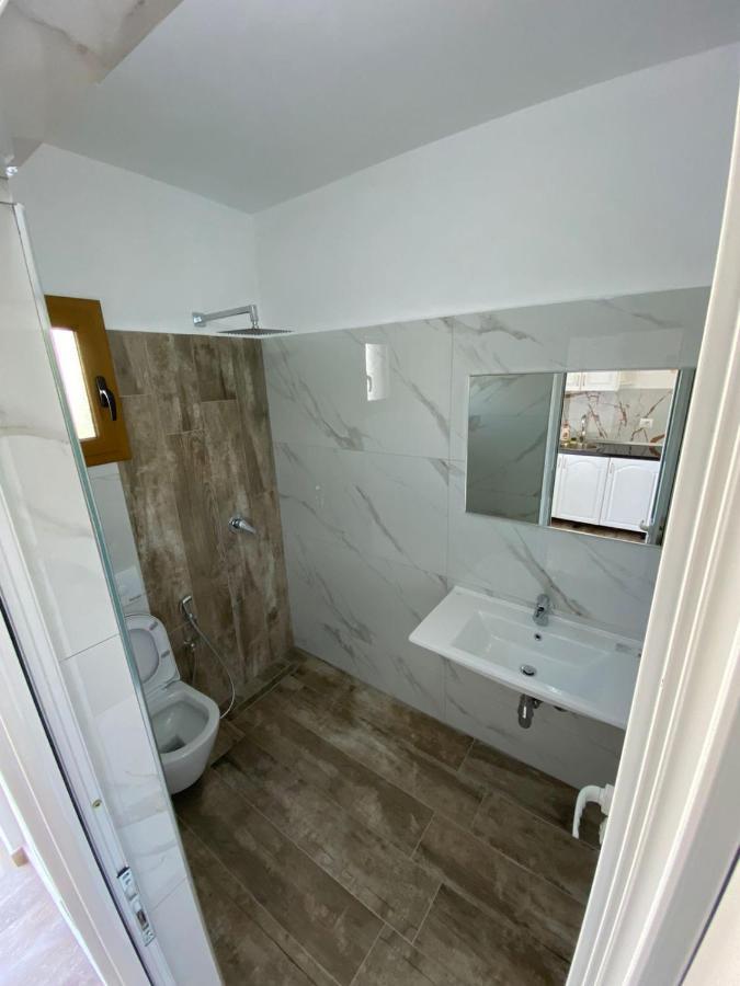 Vila Arlind Hotell Vlorë Exteriör bild